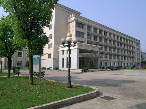 科研综合楼前坪